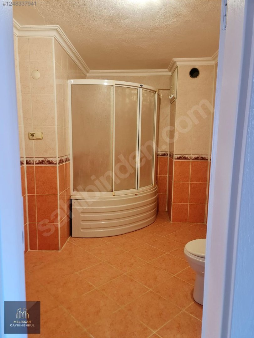 Hendek Merkezde 130m² Satılık 3+1 Daire, Kombi, Otopark fotoğraf 3