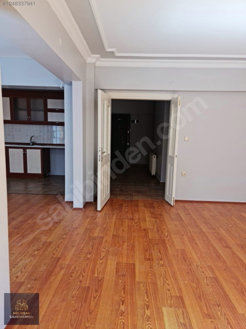 Hendek Merkezde 130m² Satılık 3+1 Daire, Kombi, Otopark fotoğraf 6