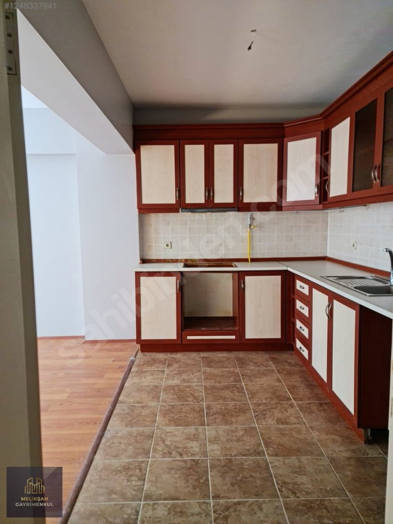 Hendek Merkezde 130m² Satılık 3+1 Daire, Kombi, Otopark fotoğraf 7